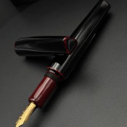 Corsani Poliedrica Urushi Burgundy