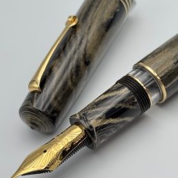 Momento Zero Grande 2.0 Dune Ebonite #8 Gold nib